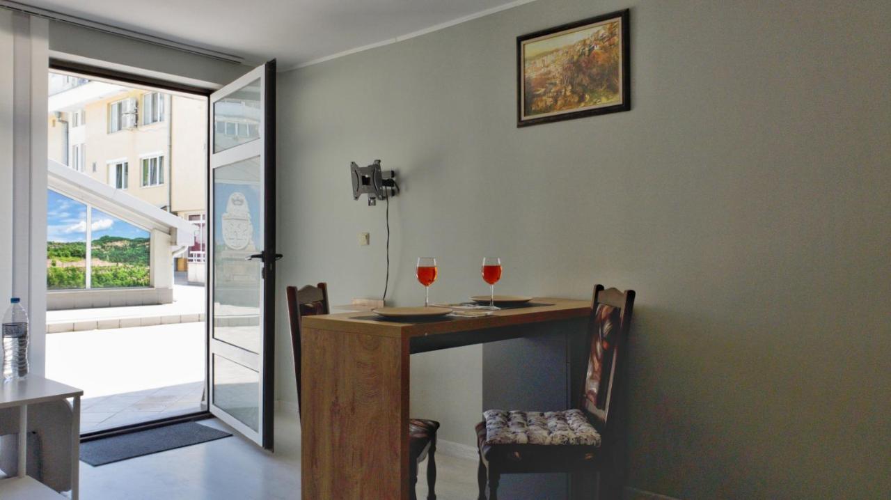 Cozy Studio Near The Park With Huge Verandah. Велико-Тирново Екстер'єр фото